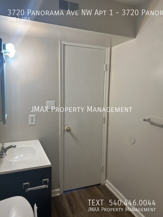 Building Photo - 3720 Panorama Ave NW