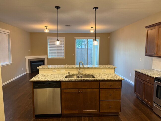 Building Photo - Beautiful 3 Bedroom House with High Ceilin...