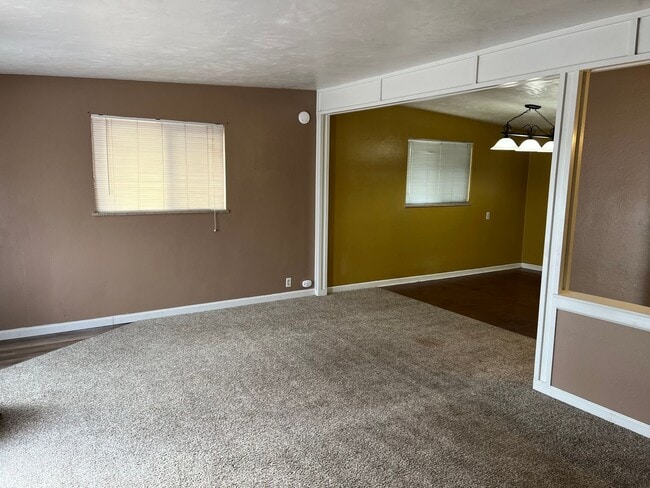 Building Photo - Amazing price amazing location 3+ bedroom ...