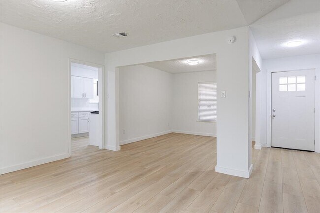Building Photo - 3206 Cherry Creek Dr