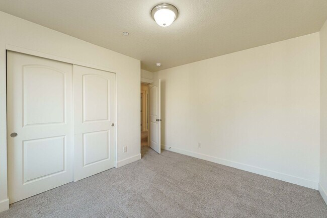 Building Photo - $1000 OFF MOVE IN SPECIAL - 4 Bedroom 2.5 ...