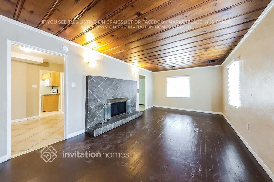 Building Photo - 806 E Amelia Ave