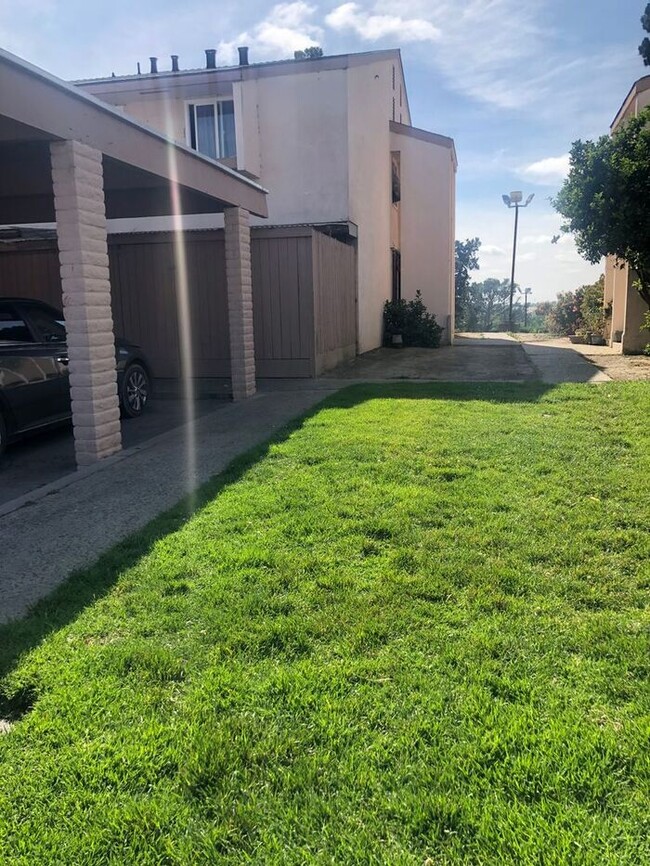 Building Photo - Three Bedroom East Salinas Condo for rent!