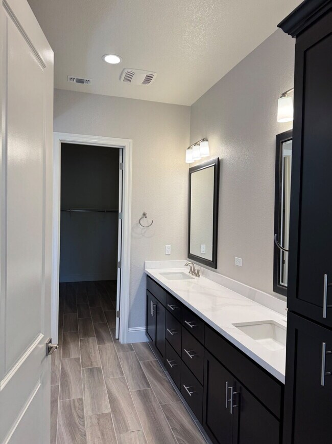 Building Photo - Newer 2 Bed/2 Bath with Office in 55+ Gate...