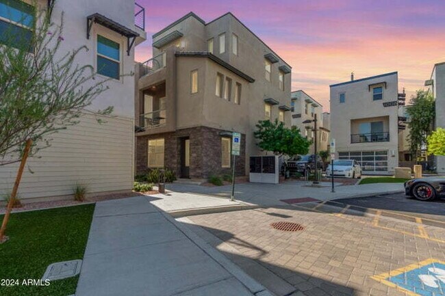 Building Photo - Amazing 2BR + Office Townhome in Old Town Scottsdale