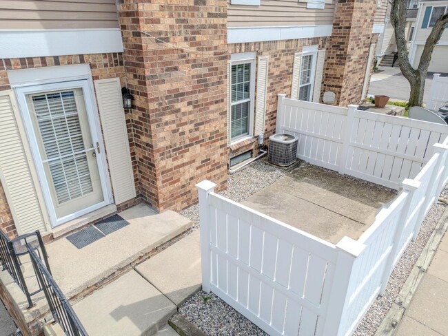 Building Photo - 41705 Broquet Dr