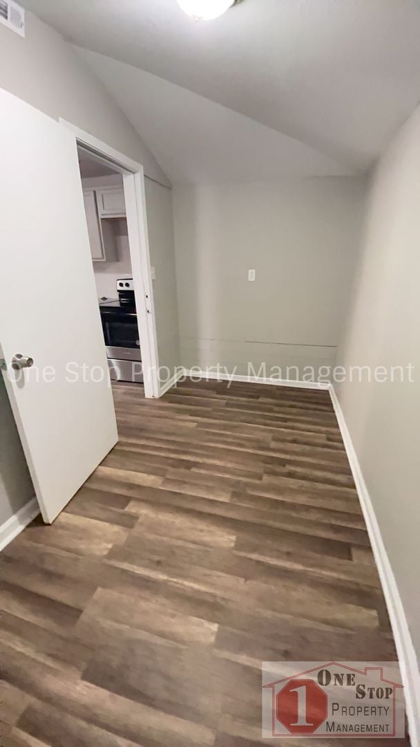 Building Photo - 2 Bedroom 1 Bathroom home in Kansas City!