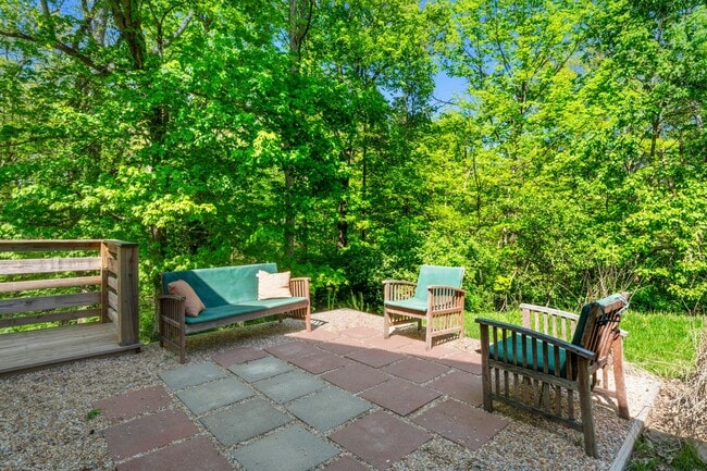 Building Photo - 3 Bedroom Furnished in Oldham County