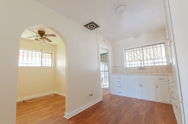Building Photo - Stunning Single family house