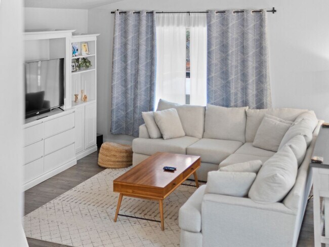 Building Photo - Bright & Comfortable 3 Bedroom Home (Furnished)