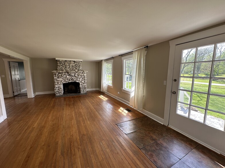 The large living room has tons of light - 1148 Pierce Rd