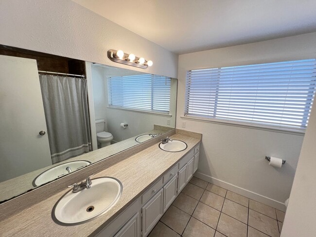 Building Photo - Adorable and Recently Upgraded 4 Bedroom P...