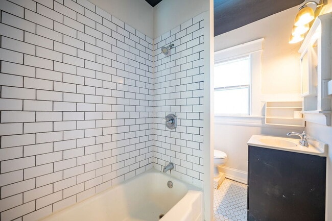 Building Photo - 1006 McAllister Ave