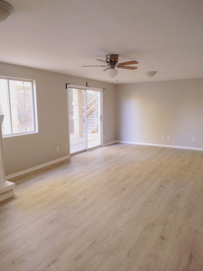 Building Photo - Beautiful Bloomington Hills Home