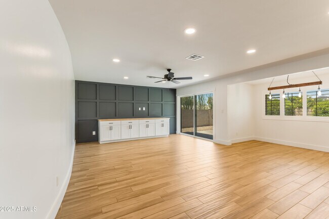 Building Photo - 1028 E Manzanita Dr