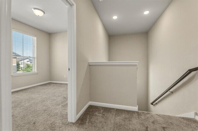 Building Photo - 1015 Vista View Dr