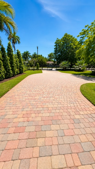 Driveway/Parking - 13700 N Miami Ave