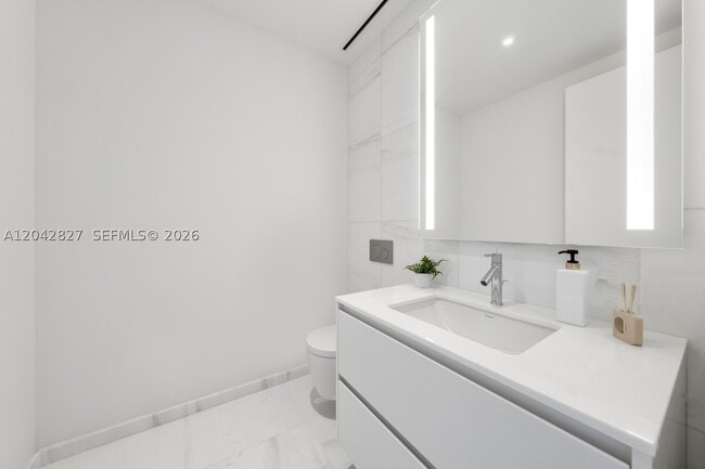 Building Photo - 300 Biscayne Blvd