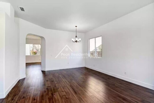 Building Photo - Wonderful 3bd/2ba Elk Grove Home with 2 Car Garage