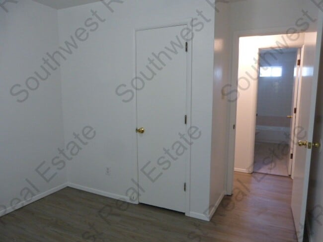 Building Photo - Charming 3 bedroom home