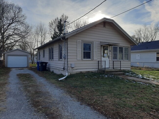 Building Photo - Rental home with deck, garage, and great backyard!