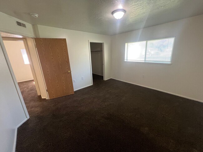 Building Photo - 857 Meadow Pine Ct