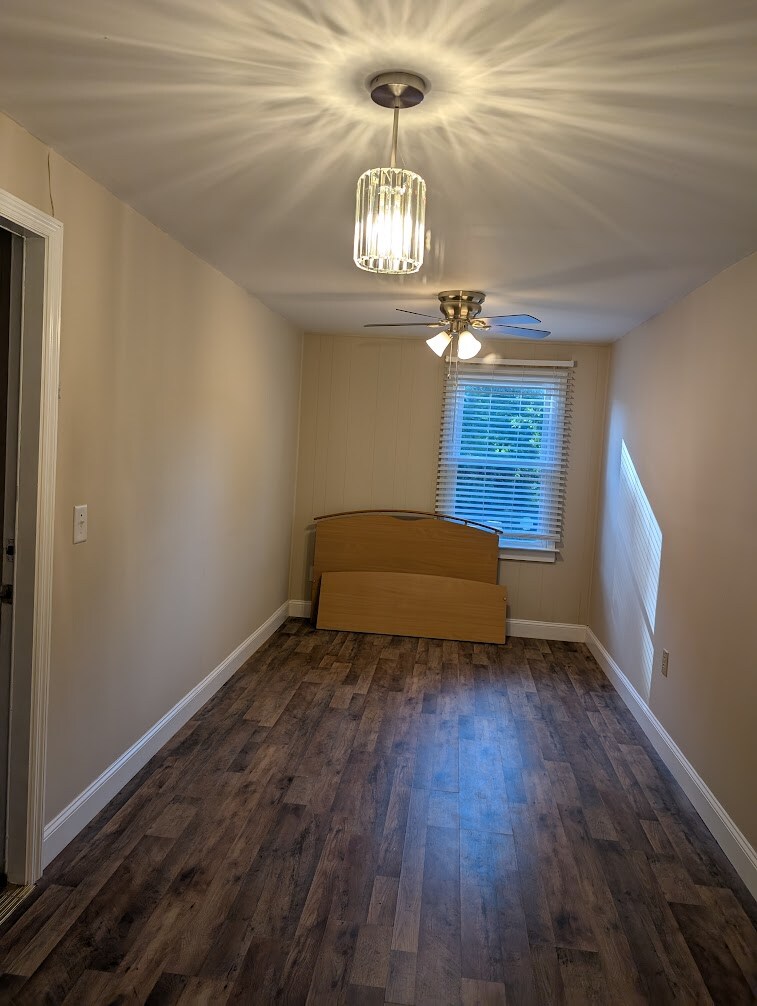 Building Photo - Room in Apartment on Karl Ct