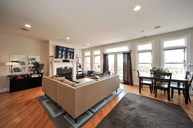 Building Photo - 3829 N Southport Ave