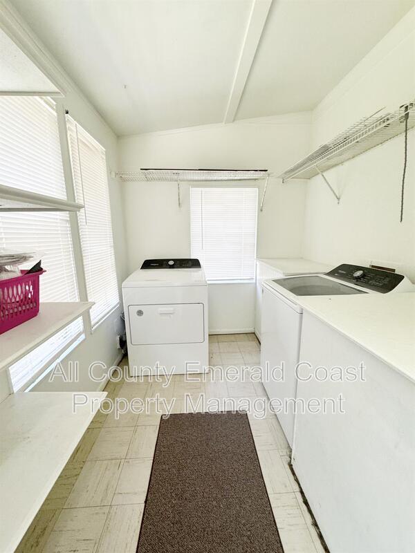 Building Photo - 733 Beach Dr