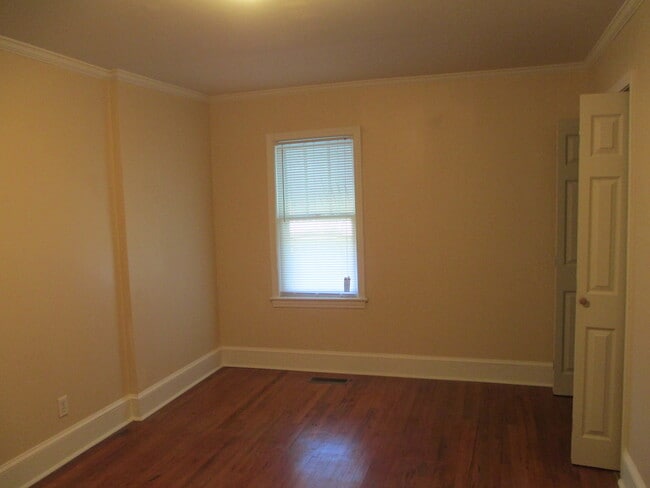 Building Photo - Beautiful 3 bedroom, 2 bath house on a lar...