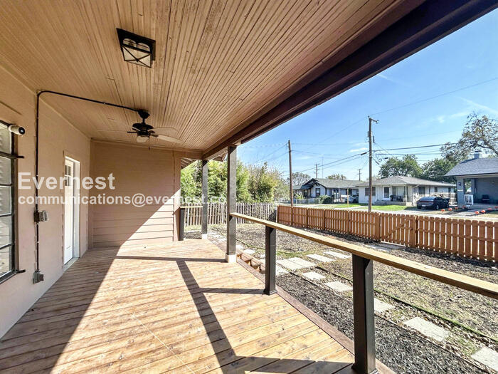 Building Photo - 207 University Ave.