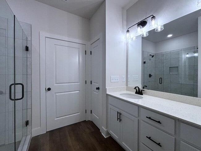 Building Photo - 74 Village Ct