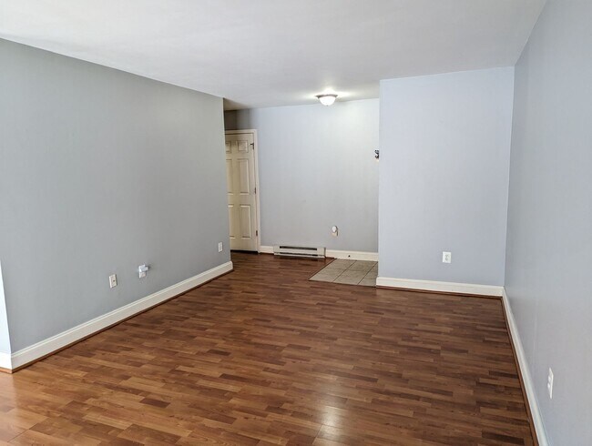 Building Photo - Two bedroom first floor condo in Jefferson...