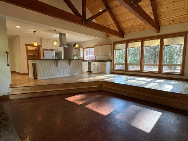 Building Photo - Luxury Mountain Retreat: 4-Bedroom Home wi...