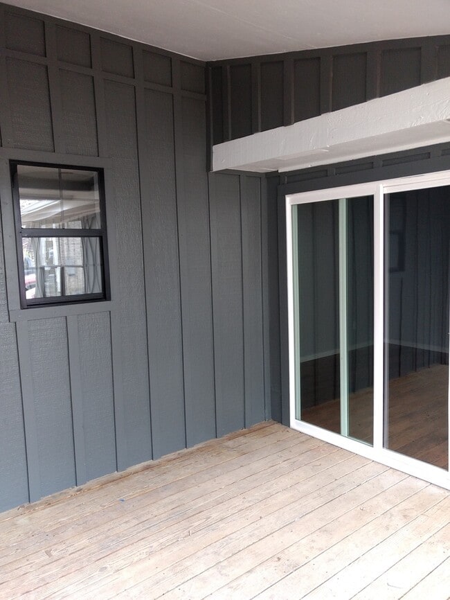 Building Photo - 4 bedroom duplex-East Ridge