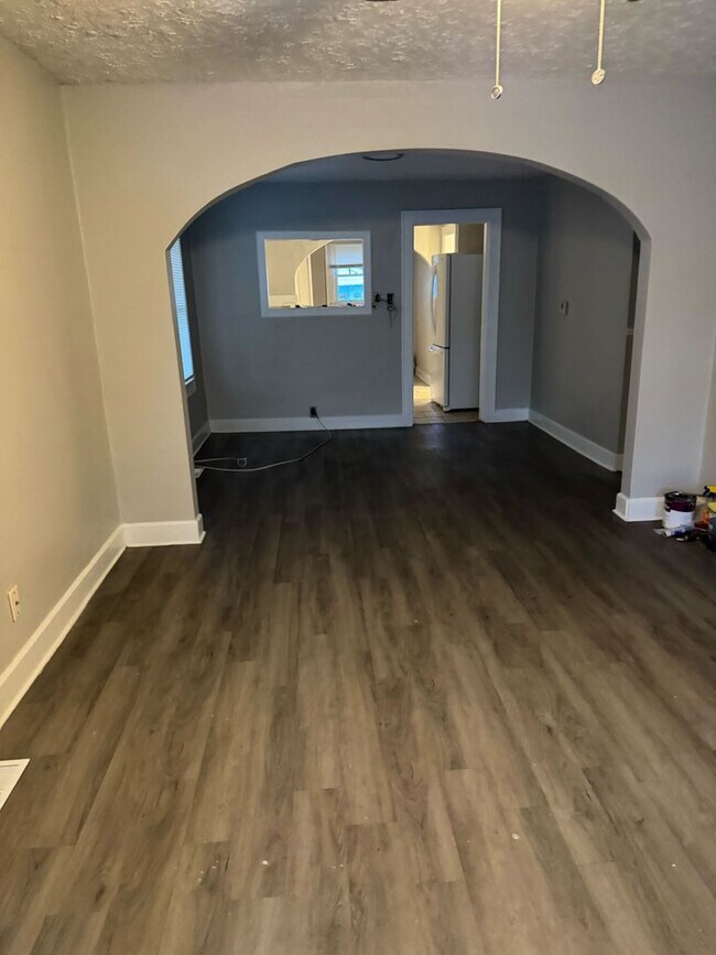 Building Photo - 2 bed 1 bath