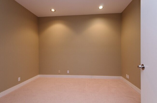 Building Photo - 2bd/2ba Bellevue Condo