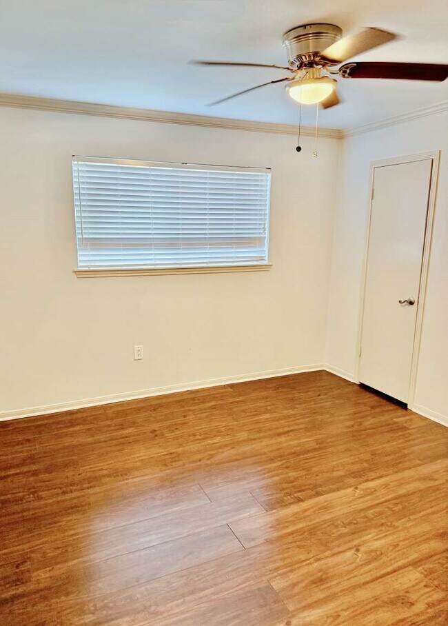 Building Photo - 2118 Briarcrest Dr