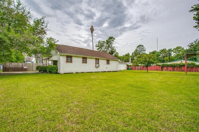 Building Photo - 7119 Farnsworth St