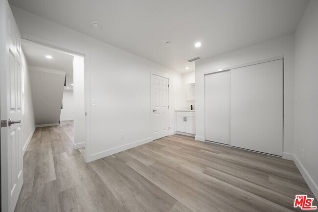 Building Photo - 4112 Normandie Ave