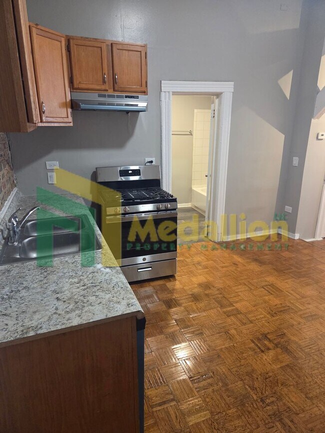 Building Photo - Spacious Studio with Hardwood Floors and Stainless Steel Appliances – Prime Milwaukee Ave Location