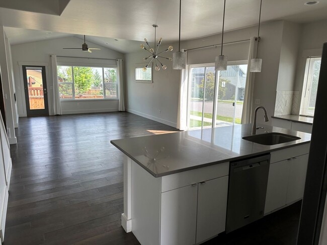 Building Photo - Beautiful  4 bedroom home in Woodland Park...
