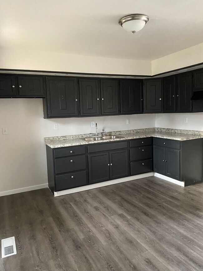 Building Photo - LIMITED TIME**NO APPLICATION FEE**1/2 OFF ...