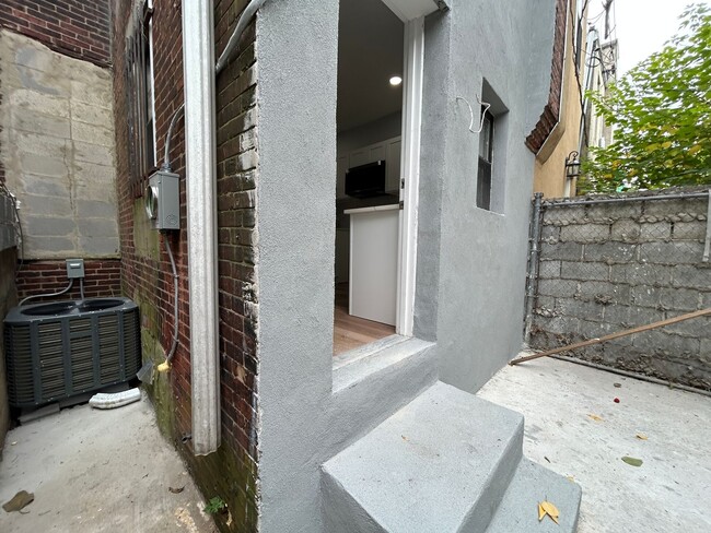 Building Photo - 3 bedroom 1.5 bath house with backyard ava...