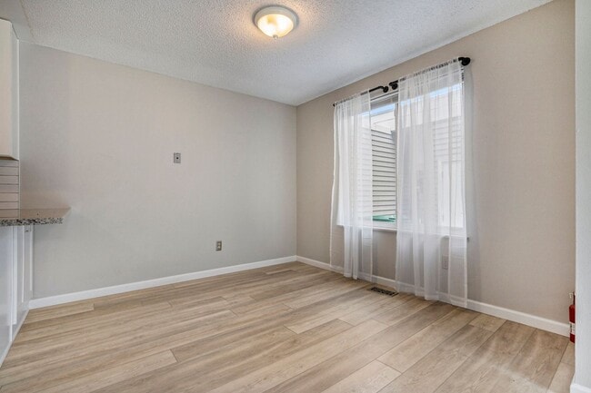 Building Photo - Spacious End Unit in Thornton