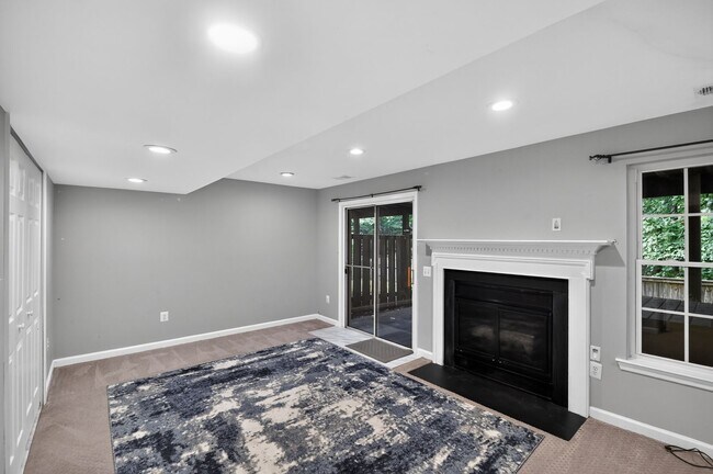 Building Photo - Well maintained, Bright & Spacious 3 BR/3.5 BA Townhome w/ Parking & Private patio - Pets Welcome!