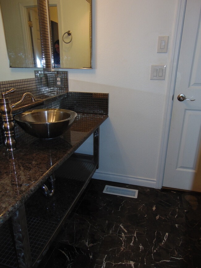 Building Photo - Stunning 3BR 1.75 BA Sammamish Home.  Rece...