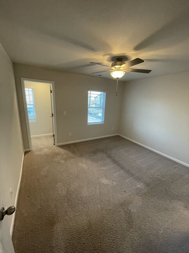 Building Photo - 2 bd 2.5 ba townhome