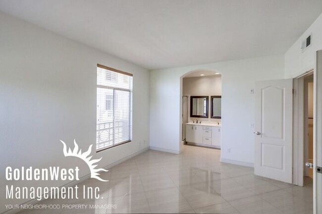 Building Photo - Elegant Dual Master 2Bdm 2.5Ba Townhome in...