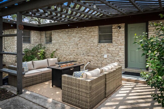 Building Photo - 7105 Lilac Ln